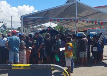 Hundreds gather at wharf