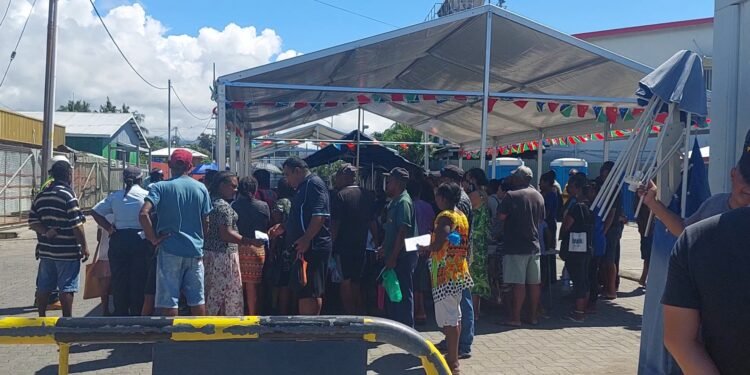 Hundreds gather at wharf