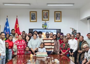 Ambassador Salato Hosts Christmas Dinner for Solomon Islands Students in Beijing