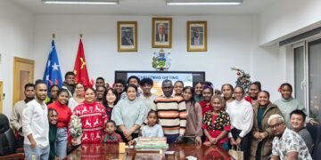 Ambassador Salato Hosts Christmas Dinner for Solomon Islands Students in Beijing