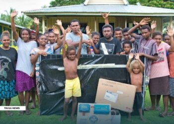 Marunga Community High School Principal Markwest Paraihaga (L) received the Starlink set from EMC Project Officer Jonas Kurio in a brief handover at the school flanked by some of their students.