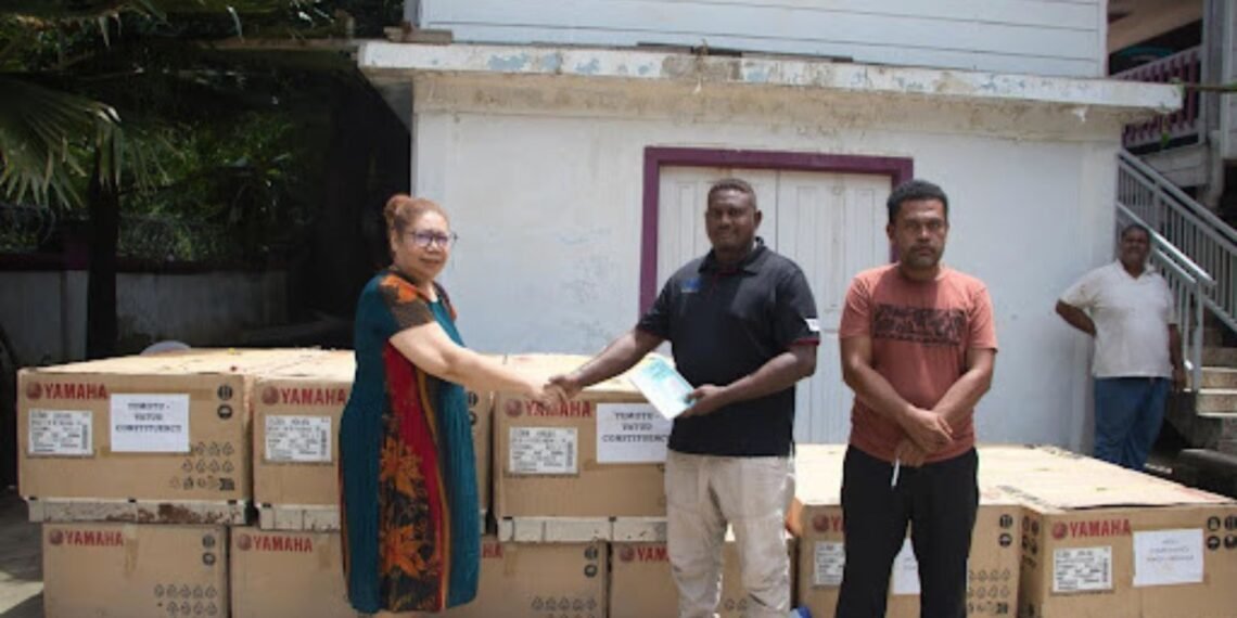 Member of Parliament for VATUD Freda Rangirei receives the OBMs from the Y.Sato representative flanked by Constituency Project Officer Nicky Cruz Fenuasoro.