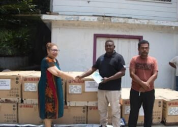 Member of Parliament for VATUD Freda Rangirei receives the OBMs from the Y.Sato representative flanked by Constituency Project Officer Nicky Cruz Fenuasoro.