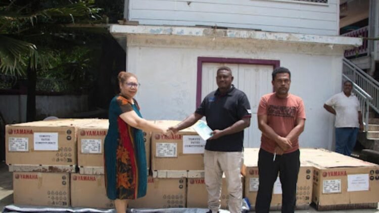 Member of Parliament for VATUD Freda Rangirei receives the OBMs from the Y.Sato representative flanked by Constituency Project Officer Nicky Cruz Fenuasoro.