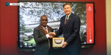 PM Manele presenting gift to US Deputy Secretary
