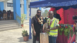 MID Minister presenting a gift to Egis Asia representative.