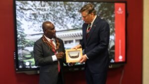 PM Manele explaining gift to US Deputy Secretary