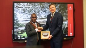 PM Manele presenting gift to US Deputy Secretary