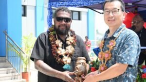 Minister Fuo’o presenting a gift to CCECC Country Manager Mr. Huang.
