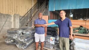 David Farobo Tomani, Constituency Development Officer (CDO) for ALC receives the
donated goods and supplies from PRC Embassy, Head of Political Section Gu Wenlong.