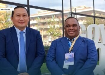 Franklyn Derek Wasi Minister of Agriculture and Livestock Development and Candra Samekto IFAD Country Director and Representative for the Pacific Islands