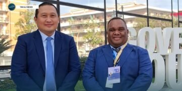 Franklyn Derek Wasi Minister of Agriculture and Livestock Development and Candra Samekto IFAD Country Director and Representative for the Pacific Islands