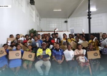 Derrick Manu’ari, together with Smart Technology Managing Director Rolex Sitana, seated in the front row, centre, along with constituency officers and student recipients during the handover last Thursday.