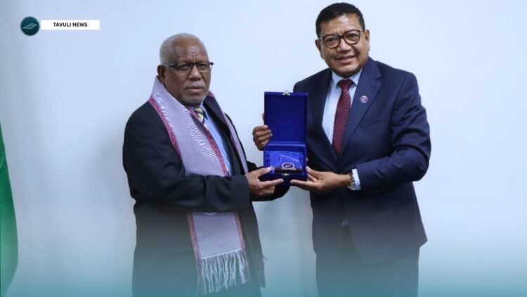 Minister of Foreign Affairs and External Trade, Hon. Rick Houenipwela receives a gift from the g7+ Secretary-General, Dr. Helder da Costa after their discussions yesterday.
