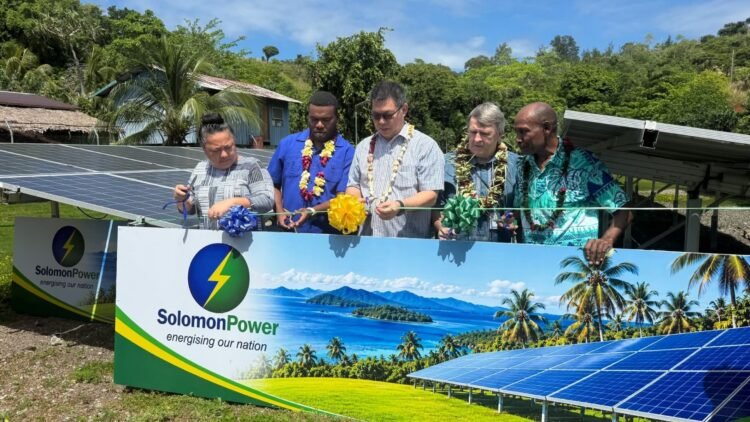 official guest cut ribbon for 𝗰𝗼𝗺𝗺𝗶𝘀𝘀𝗶𝗼𝗻𝗶𝗻𝗴 𝗼𝗳 𝘁𝗵𝗲 𝟮𝟱𝟬-𝗸𝗶𝗹𝗼𝘄𝗮𝘁𝘁 𝗵𝘆𝗯𝗿𝗶𝗱 𝘀𝗼𝗹𝗮𝗿 𝗽𝗼𝘄𝗲𝗿 of Central Province, yesterday